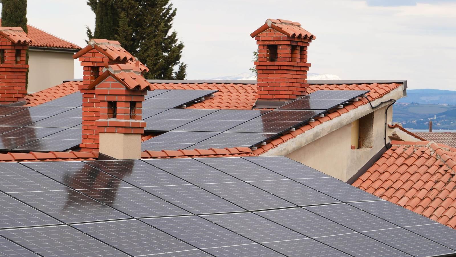 Solarmodule auf dem Dach eines Wohnhauses