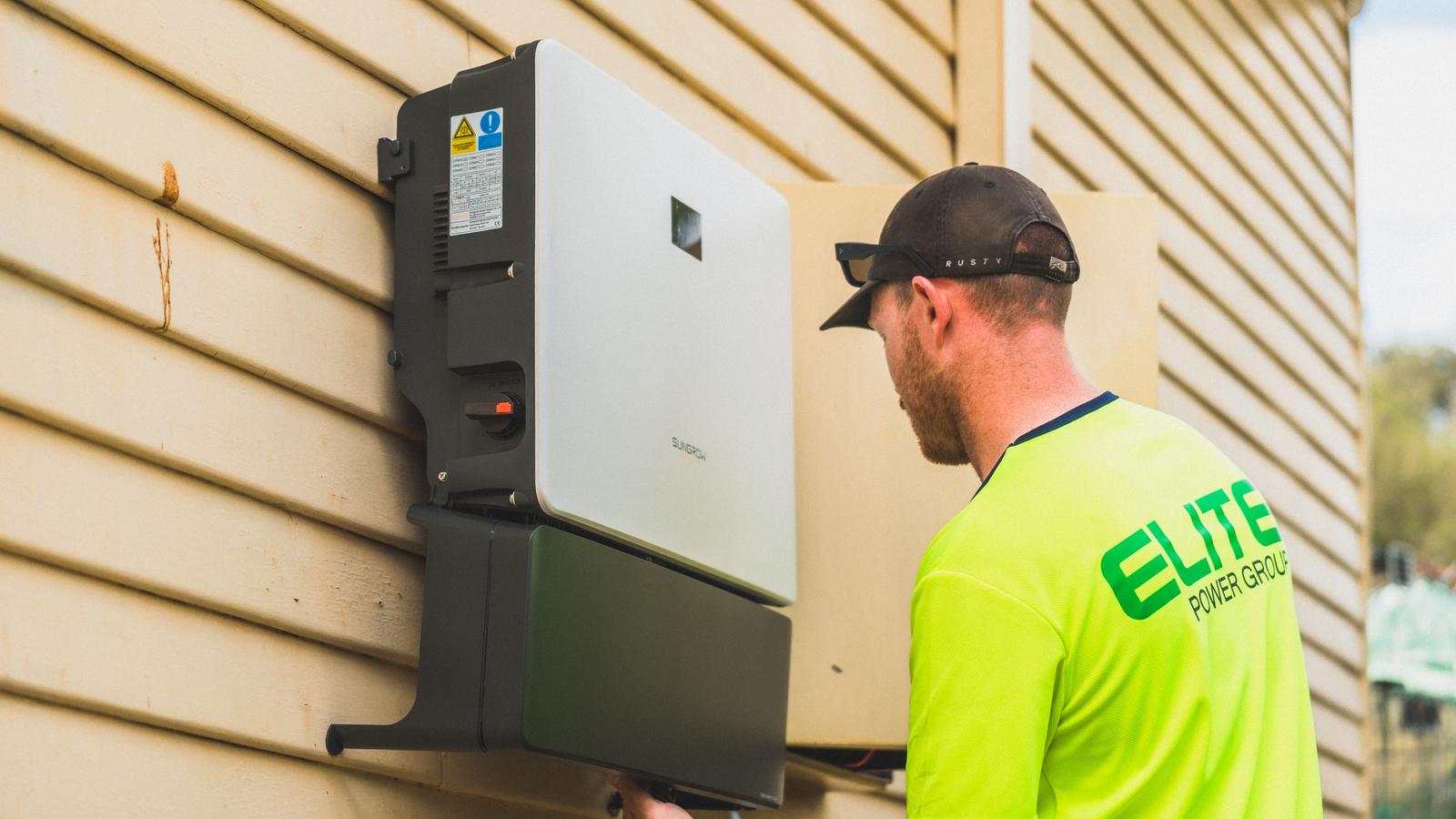 Wechselrichter einer Photovoltaikanlage an einer Kellerwand