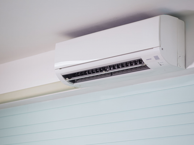 Wechselrichter einer Photovoltaikanlage an einer Kellerwand